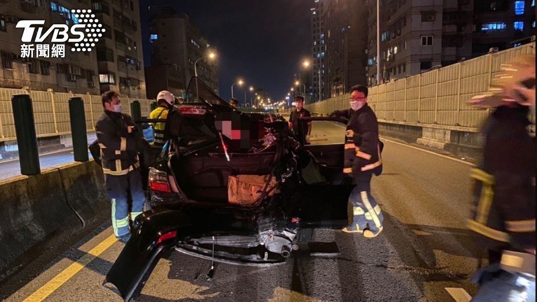 小轎車遭紅牌重機高速追撞,車尾嚴重變形,騎士送醫不治。(圖/TVBS)
