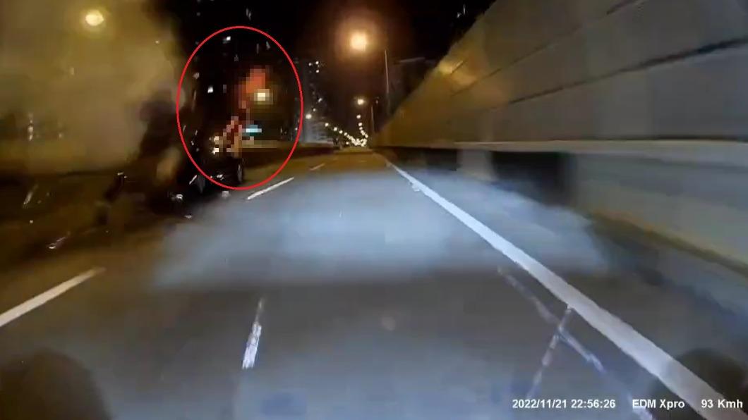 紀男追撞小轎車後被甩飛,重重摔在地面後傷重不治。(圖/民眾提供)