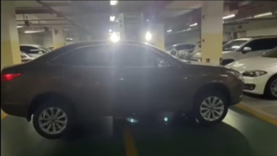 林姓男子叫來堆高機將車移開。(圖/翻攝自凯雷微博)