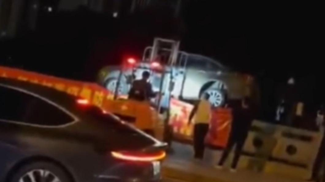 林姓男子大動作將車丟進河裡引來群眾圍觀。(圖/翻攝自凯雷微博)