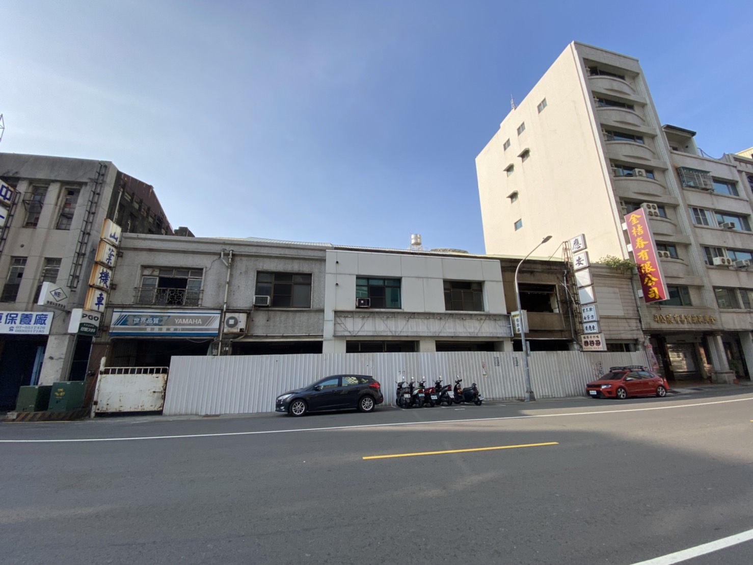仰德建設一次收購鹽埕區建國四路上，整排2層樓70年老透天。（圖／台灣房屋提供）