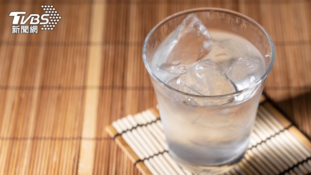 即使是在冬天,日本餐廳也習慣會提供加入冰塊的飲用水。(示意圖/shutterstock 達志影像)