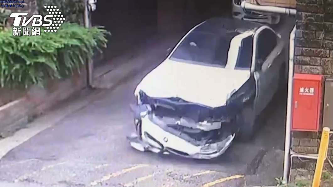 歹徒撞到車頭全爛逃逸。(圖/TVBS)