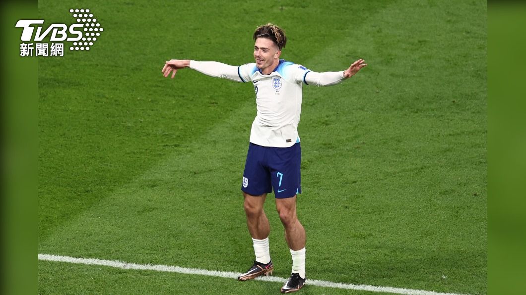 格拉利許(Jack Grealish)於進球後的慶祝姿勢，因為與腦麻兒背後的暖心故事使眾人大為感動。（圖／達志影像路透）