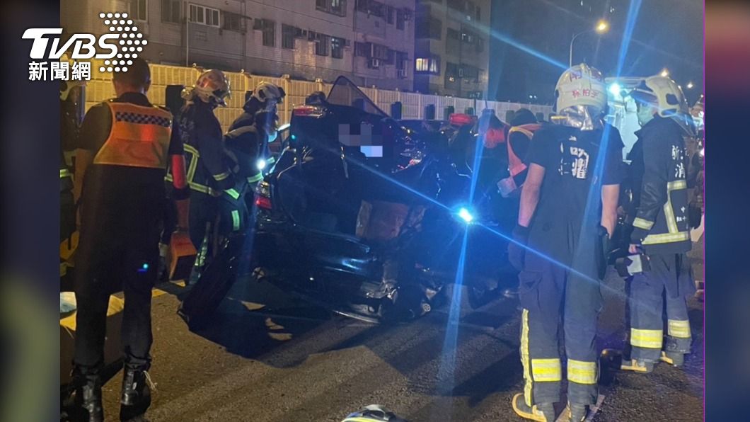 台64線快速道路昨晚發生嚴重事故，重機追撞小轎車，大批消防人員到場搶救。（圖／TVBS）