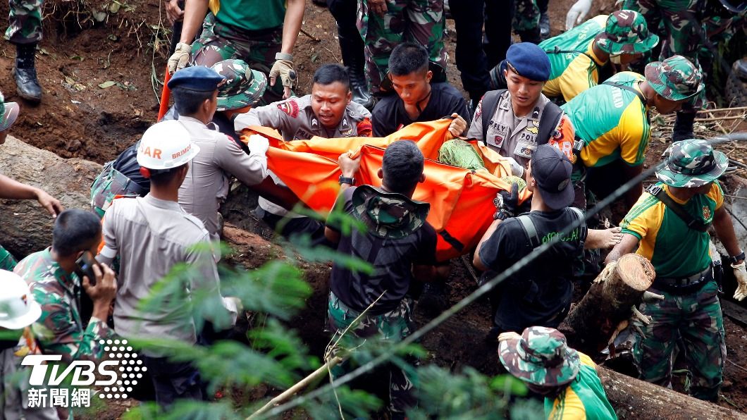 印尼西爪哇地區發生強震，救難人員進駐協助搜救，但死亡人數仍不斷攀升。（圖/達志影像路透社）