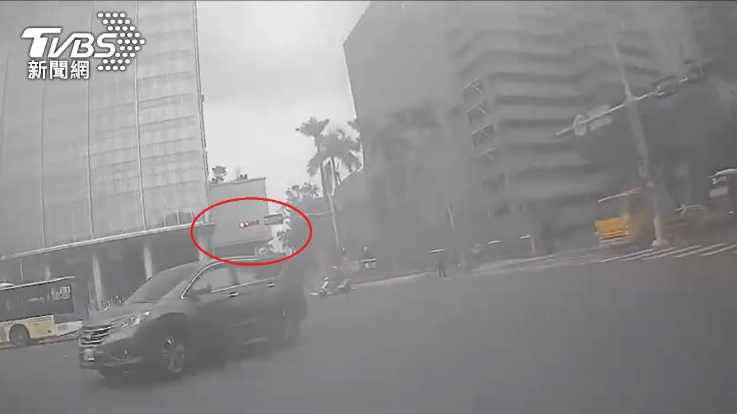 信義警追違規小貨車　路口遭特斯拉撞倒送醫