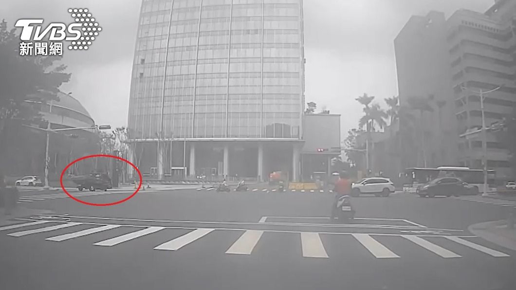 小貨車在路口違規迴轉。（圖／TVBS）
