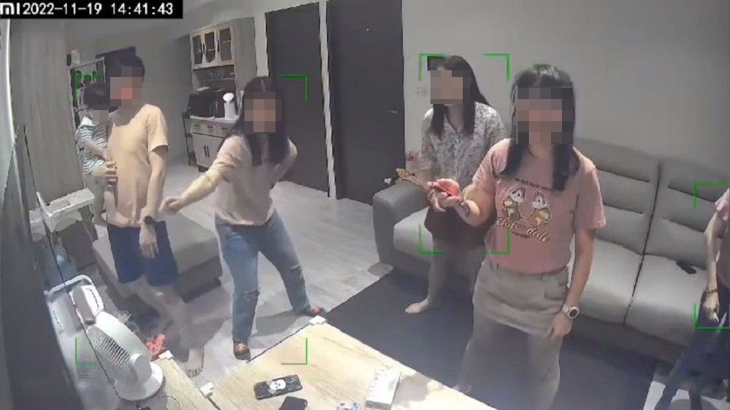 當時監視器拍下原PO不小心砸爛電視的瞬間。(圖/翻攝自爆怨公社)