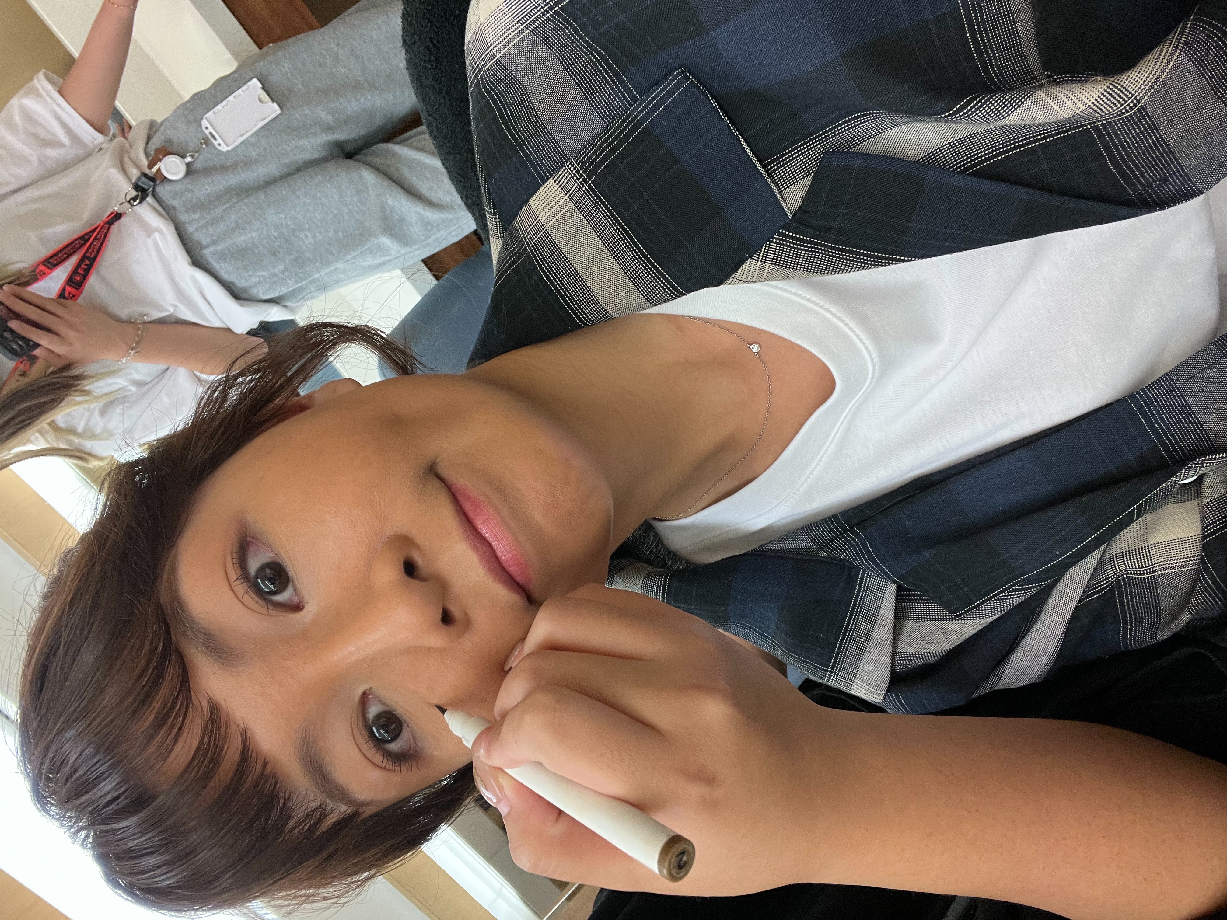 謝京穎為了扮醜化雀斑妝。（圖／民視提供）