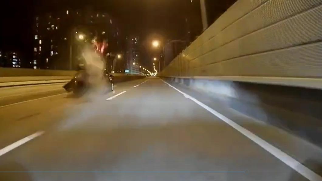 紀男騎乘重機高速追撞小轎車,民眾目擊驚悚瞬間。(圖/民眾提供)