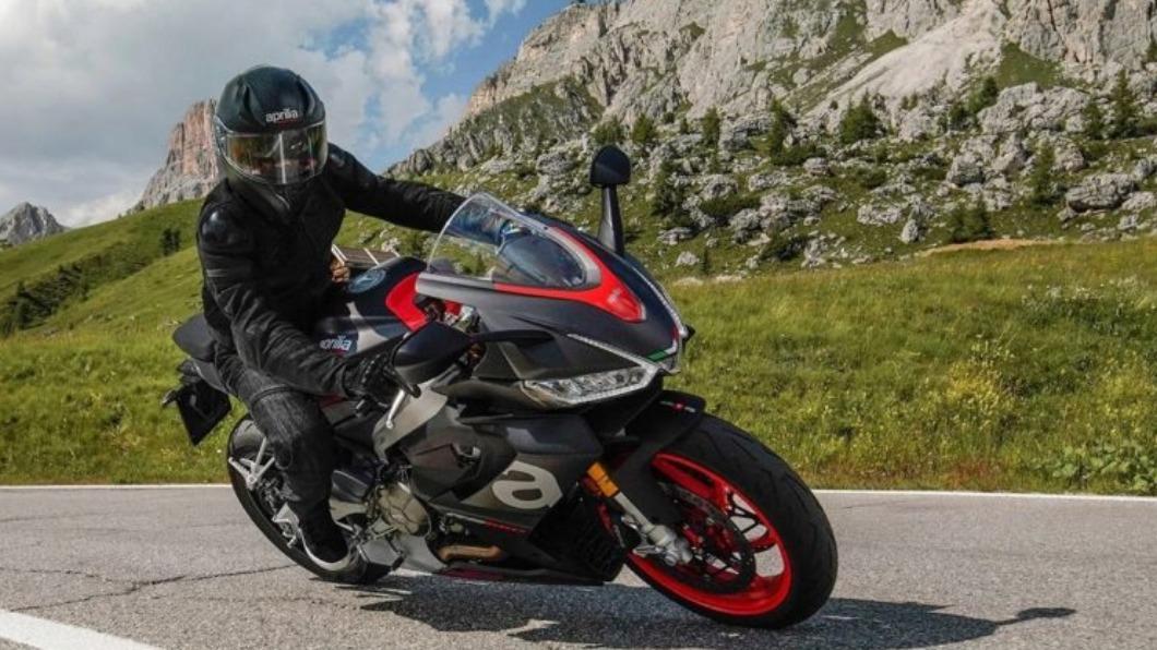 根據外媒報導,這款仿賽跑車最高時速可達255km/h,其性能實力不容小覷。(圖/Aprilia提供)