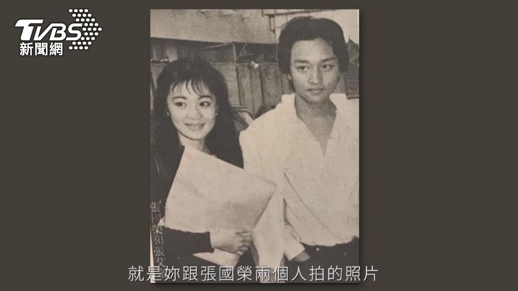 張艾嘉(左)當年對還是新人的張國榮照顧有加。(圖/TVBS)