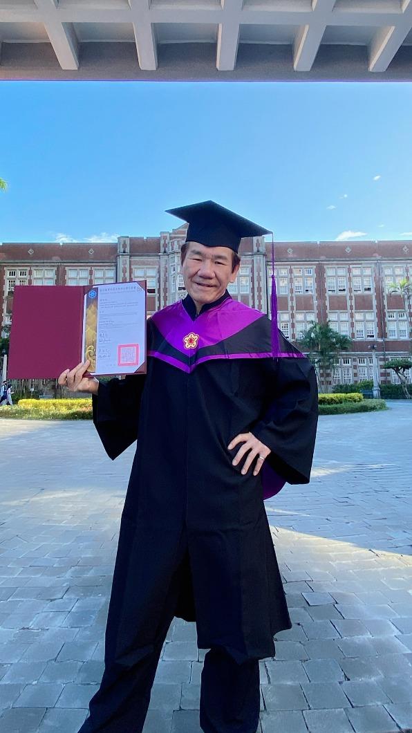 趙傳特地換上碩士畢業服在校園內狂拍照作紀念。（圖／旋風音樂提供）