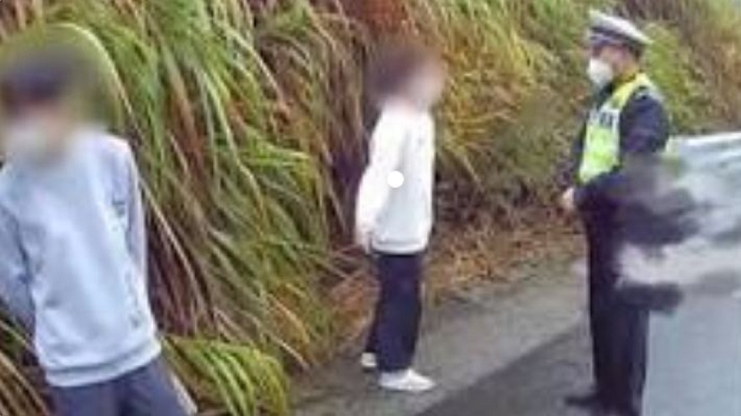 大陸一對小夫妻在車上吵架女方氣到要跳車所幸交警前來調解。(圖/翻攝自微博)