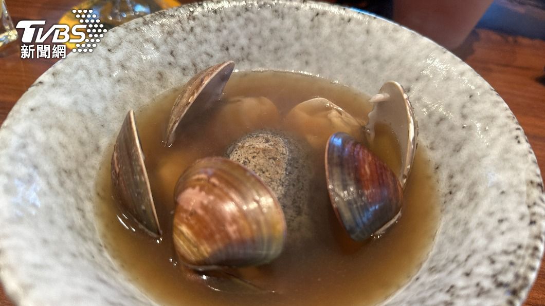 炙燒石頭湯 Limestone Soup將滾燙的石頭置於碗底,盛上燉煮12小時以上。(圖/葉韋辰攝)