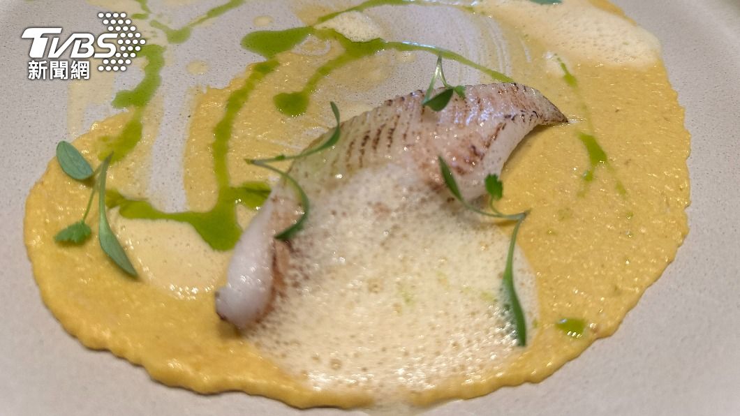 「比目魚 - 哈拉匹紐辣椒 -玉米咖啡醬 Halibut - Jalapeño - Corn Coffee Sauce 」。(圖/葉韋辰攝)