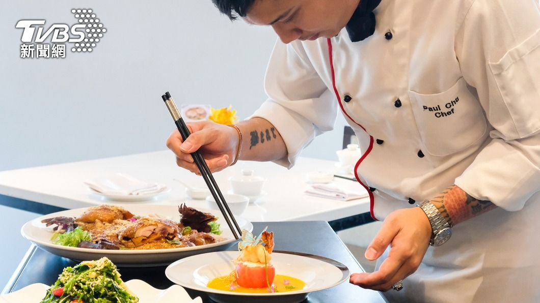 粵亮廣式料理全新推出無菜單料理，資深主廚朱昱瑋揮灑手藝。(圖／台北六福萬怡酒店提供)