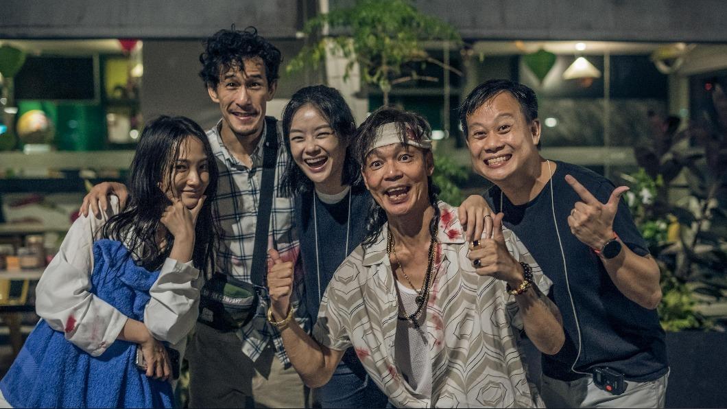 林映唯(左起)遠赴新加坡拍攝《芽籠》,與演員Shane Mardjuki、沈琳宸、李國煌及導演鄺子君合作愉快。(圖/Mm2singapore 提供)