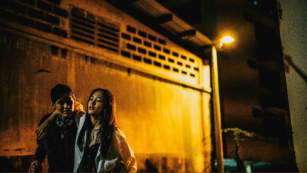 林映唯(右)在《芽籠》展露性感好身材之餘,也有大量動作戲。(圖/Mm2singapore 提供)