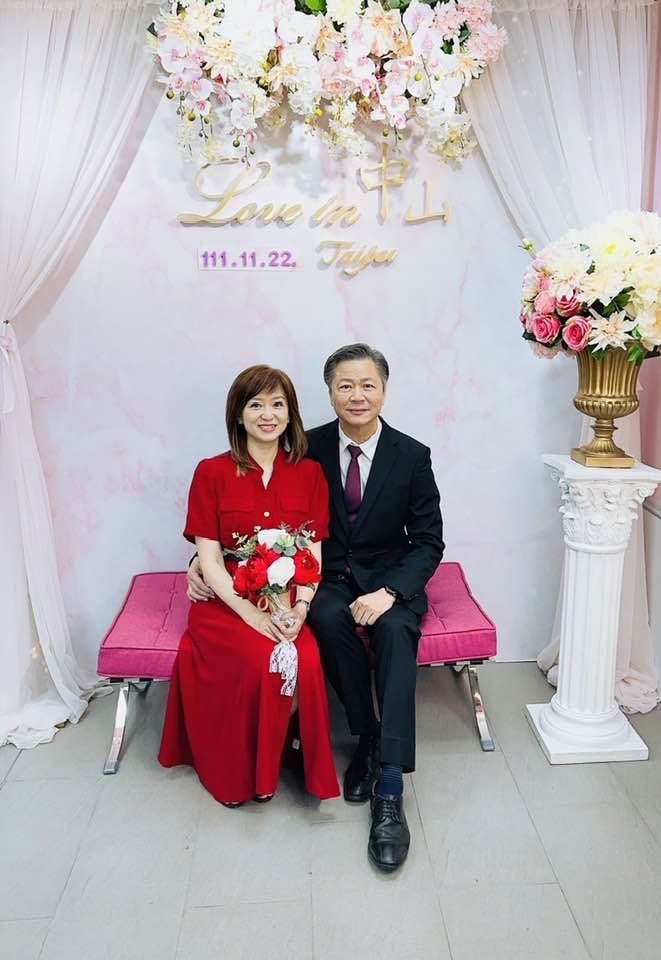 周玉琴與64歲名嘴岳謙11月22日登記結婚。(圖/翻攝自周玉琴臉書)