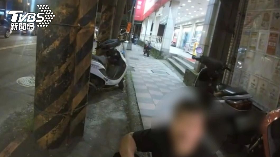 醉男路倒人行道 警關切意外查獲逃亡4年通緝犯