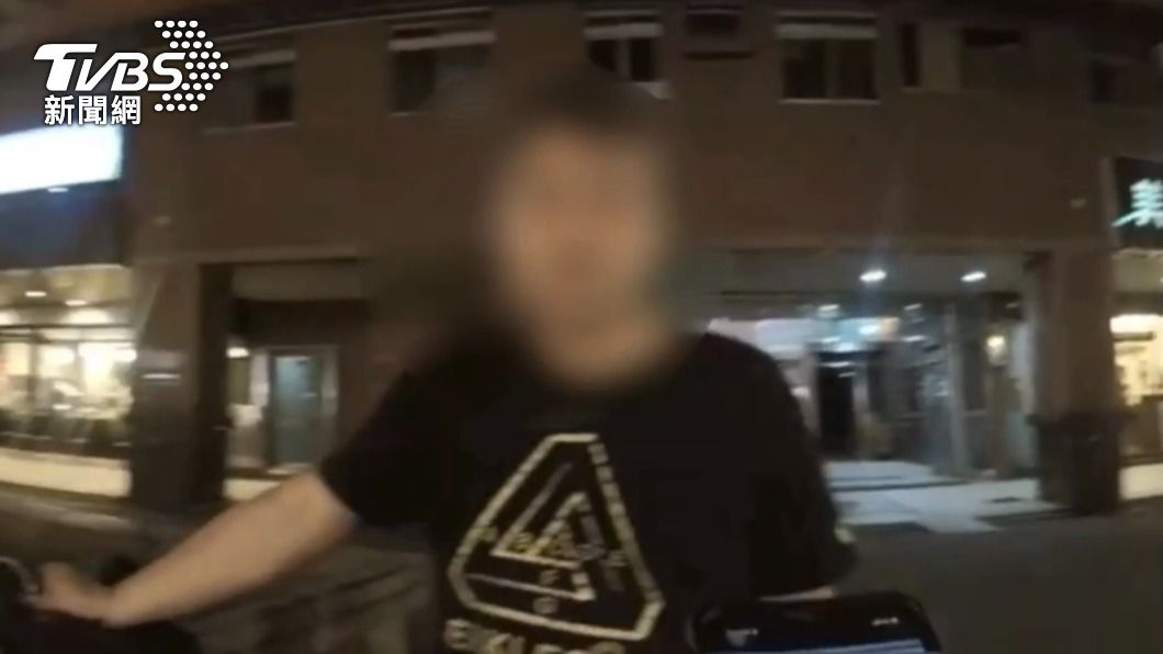 警方盤查後意外查出邱男是名通緝犯。(圖/TVBS)