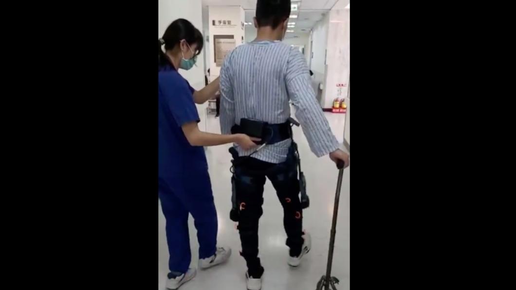 北醫引進動力式下肢助行器及混合輔助動力下肢型外骨骼機器人。（圖／醫院提供）