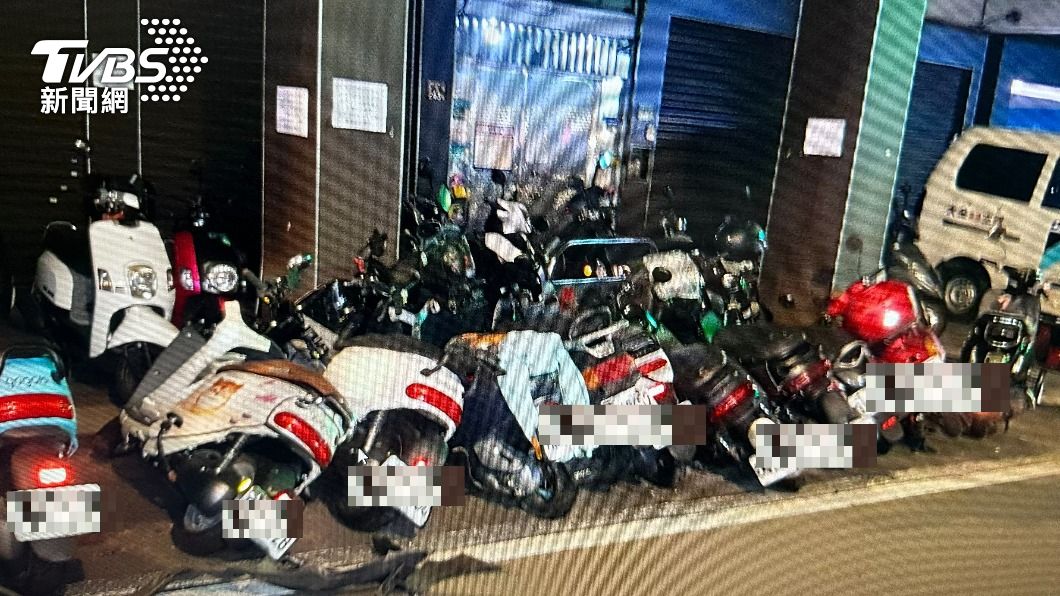 無照駕車還精神恍惚!男駕駛「刷一排」 撞路邊10機車