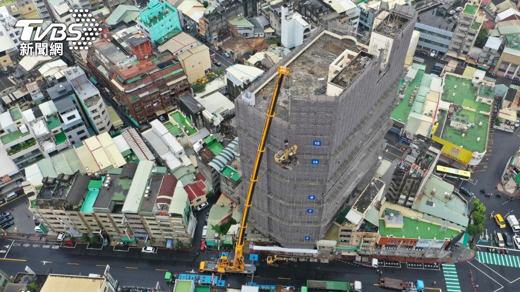 喬友大樓封路吊大型挖土機  工期135天 明年四月拆除完畢