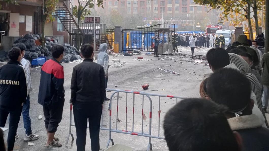 鄭州富士康有人染疫！新員工不想同寢欲逃　警射催淚瓦斯鎮壓