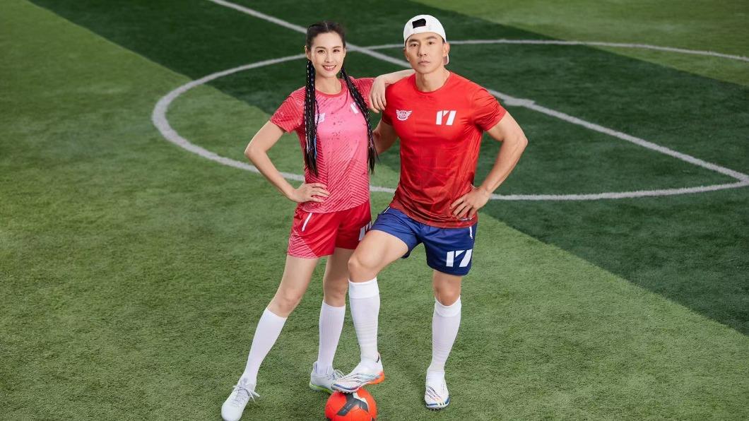 劉畊宏與老婆王婉霏一起瘋世足。(圖/翻攝自劉畊宏微博)