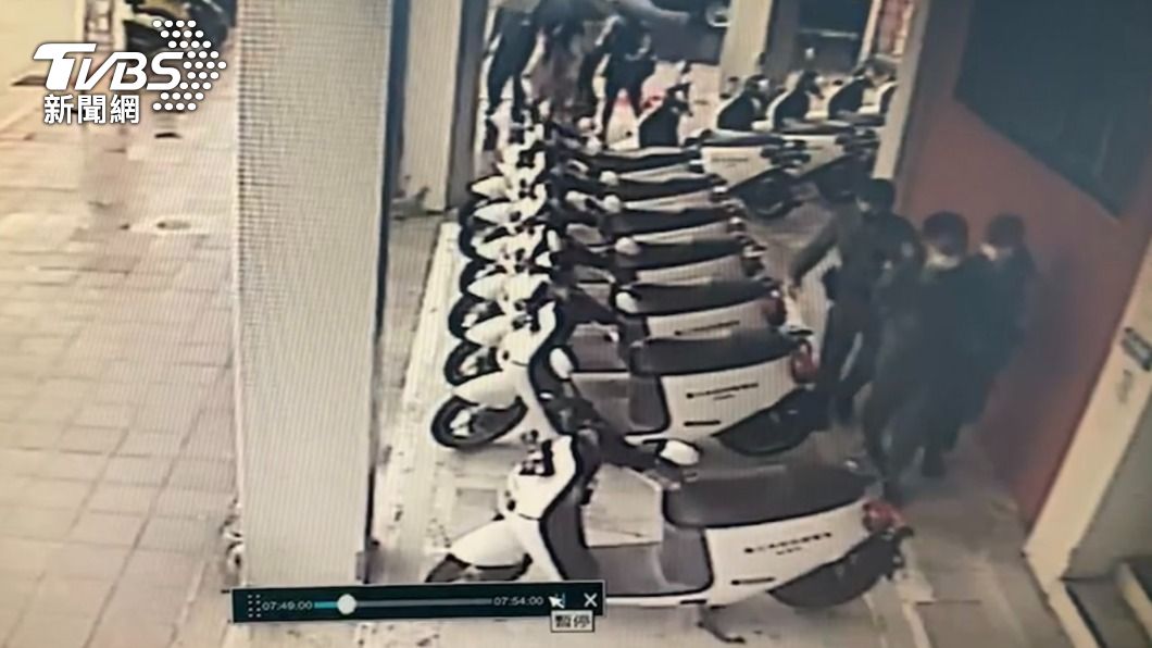 張男被警方帶回偵辦。（圖／TVBS）