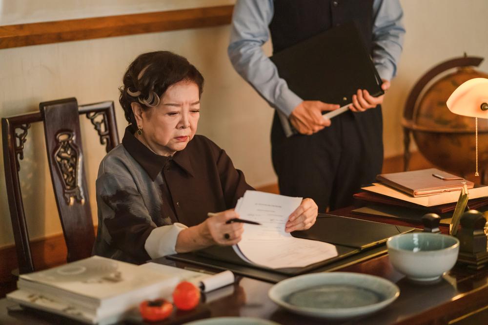 陳淑芳在《詐團圓》中飾演陶瓷企業CEO莊黃淑美。(圖/台北双喜電影提供)