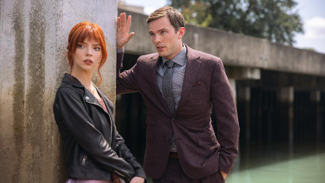 安雅泰勒喬伊(Anya Taylor-Joy)與及尼可拉斯霍特(Nicholas Hoult)在片中飾演一對情侶。(圖/探照燈影業提供)