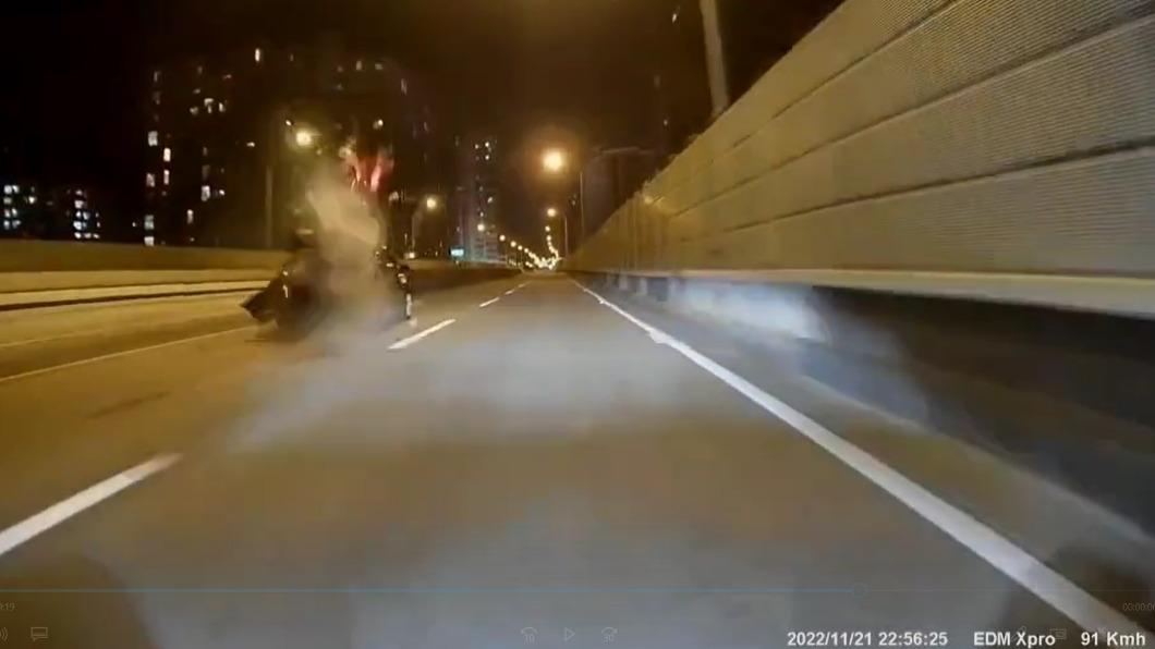 行車紀錄器錄下事故撞擊瞬間。（圖／民眾提供）