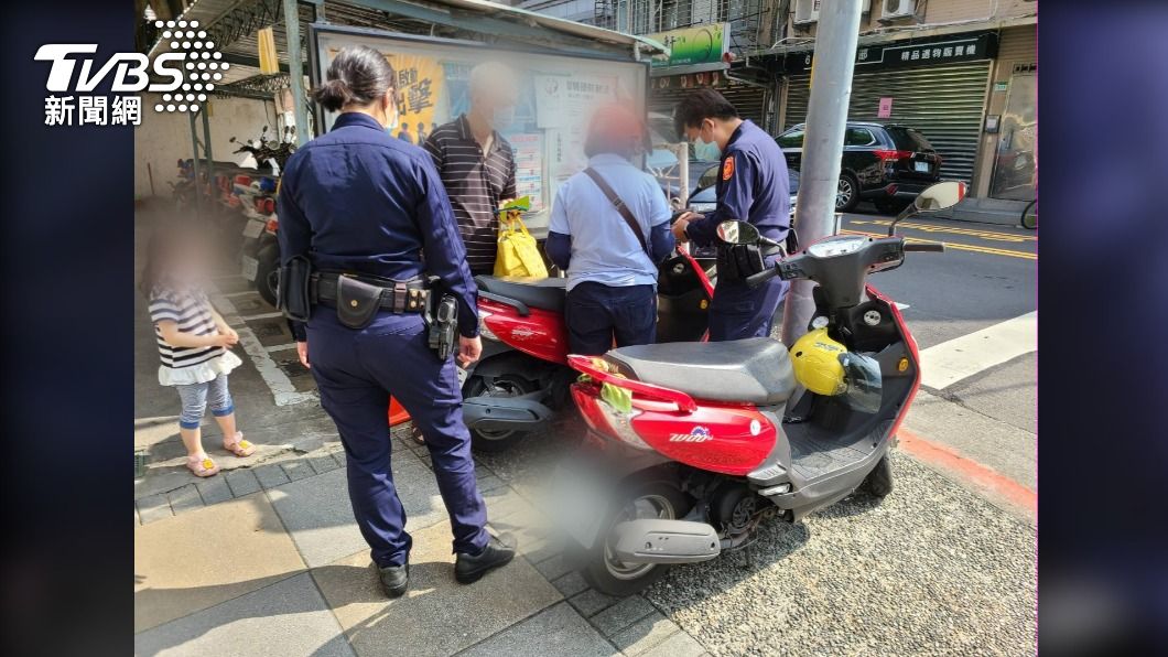 在警方協助之下，雙方牽回彼此的愛車。（圖／TVBS）