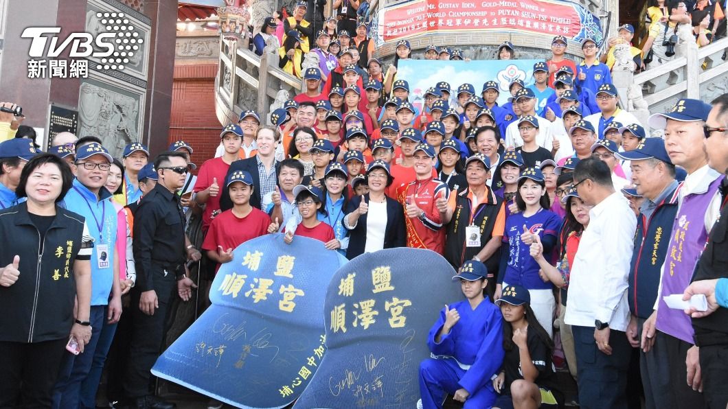 頭戴冠軍帽參賽三鐵9度奪冠! 艾登將訪彰化順澤宮還願