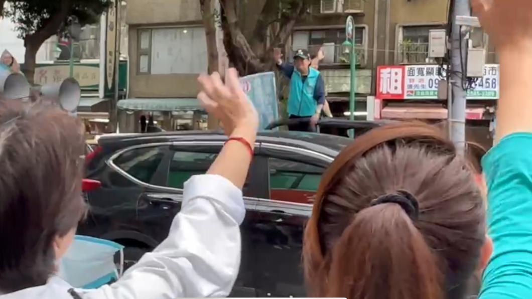 掃街相遇!黃珊珊對王世堅喊凍蒜 王回「加油我虧欠妳」