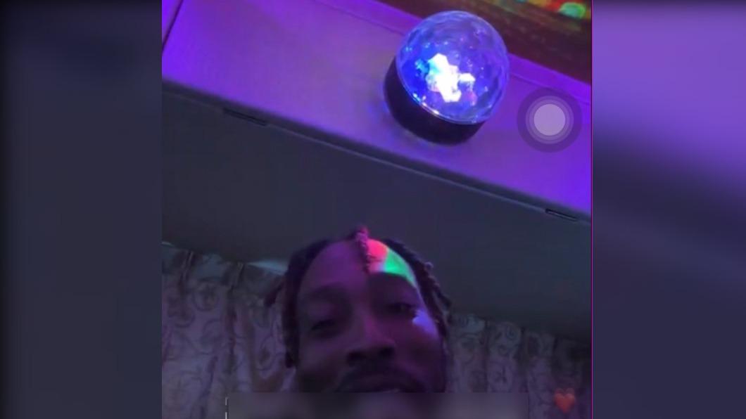 霍華德在車上開直播，透露12月8日生日當天的計畫。（圖／翻攝自IG dwighthoward）
