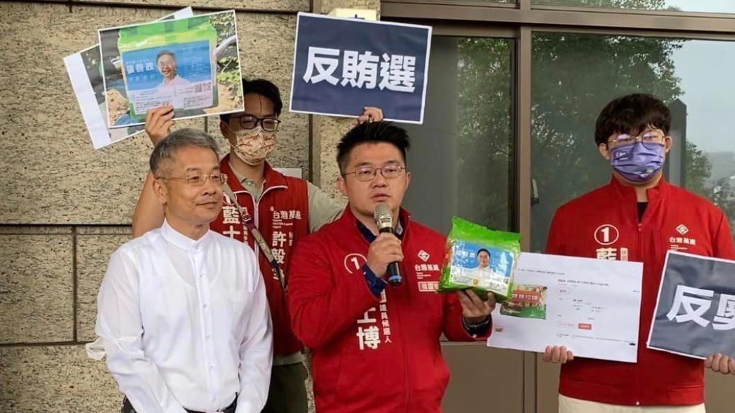 藍士博今日到桃園地檢署按鈴檢舉張善政賄選。(圖/翻攝自藍士博臉書)