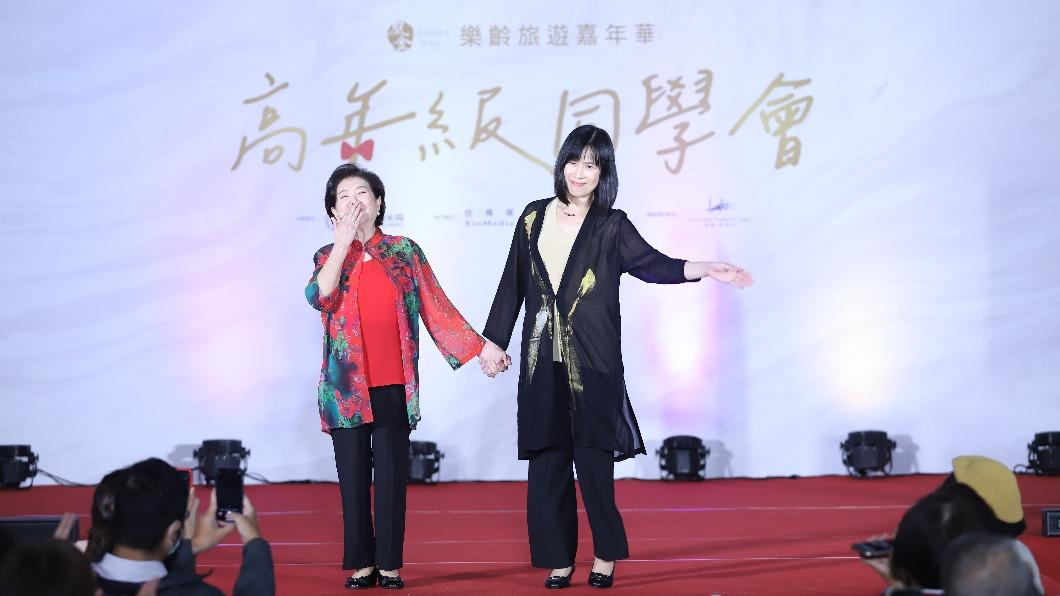 左起陳淑芳、交通部觀光局業務組組長湯文琦,一同走秀。(圖/交通部觀光局提供)