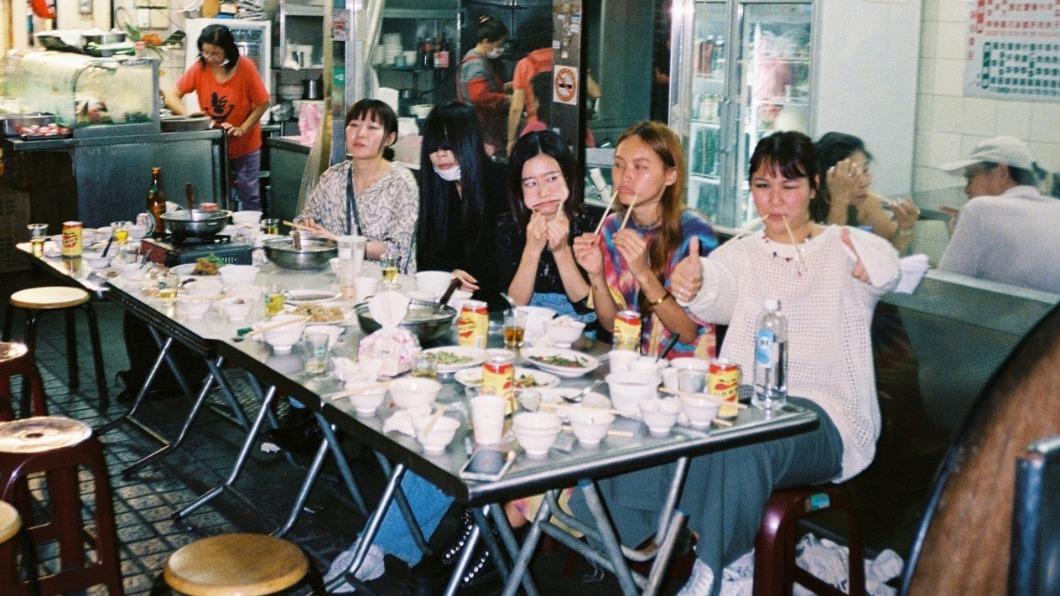LÜCY(右2)帶著Numcha、羊文学吃美食。(圖/晚安島提供)