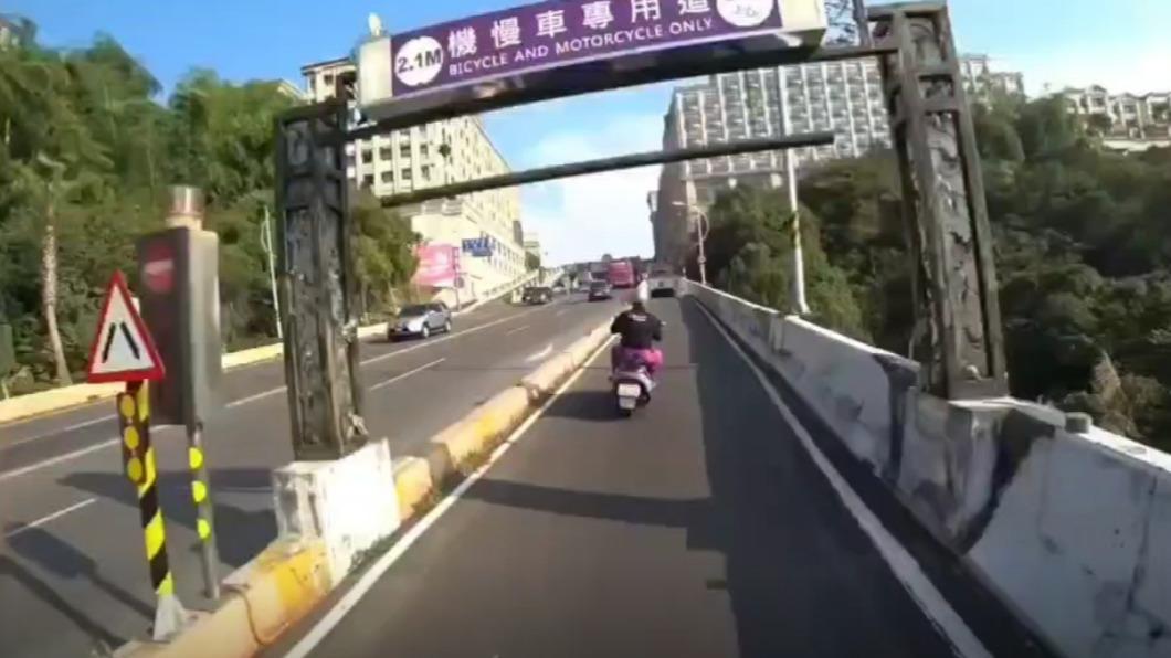 學府路通往義大世界的機車道。（圖／翻攝自記者爆料網）