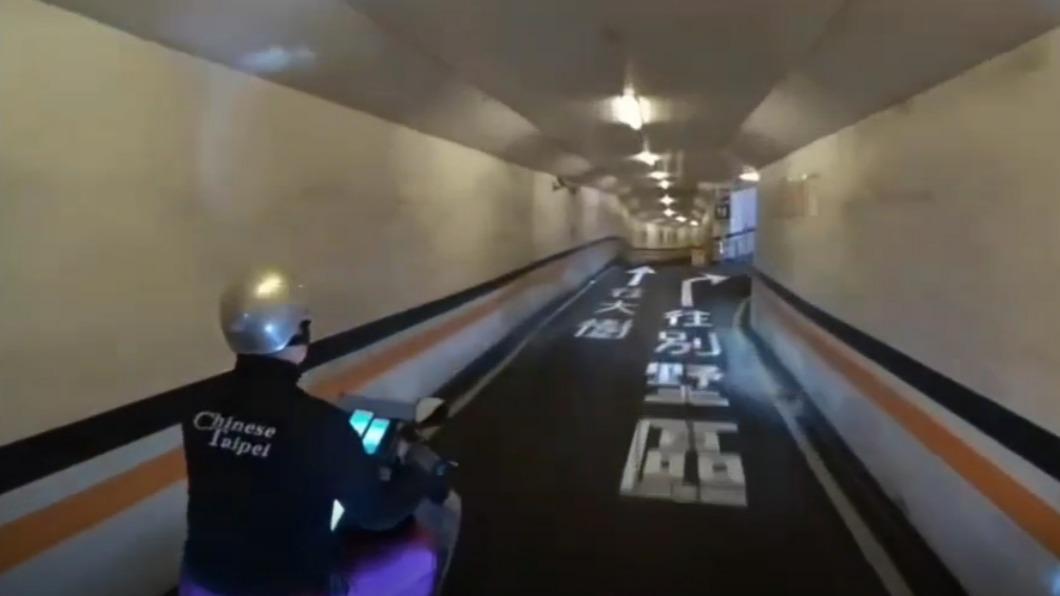 機車道狹窄阿伯加速超車。（圖／翻攝自記者爆料網）
