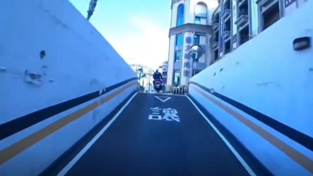 高低落差，整台車騰空。（圖／翻攝自記者爆料網）