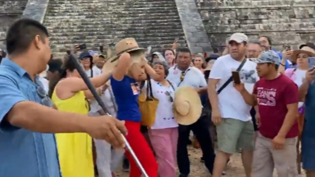 該名女子被遊客扯髮,連帽子也被打掉。(圖/翻攝自 Yucatán Ahora 推特 @yucatanahora)
