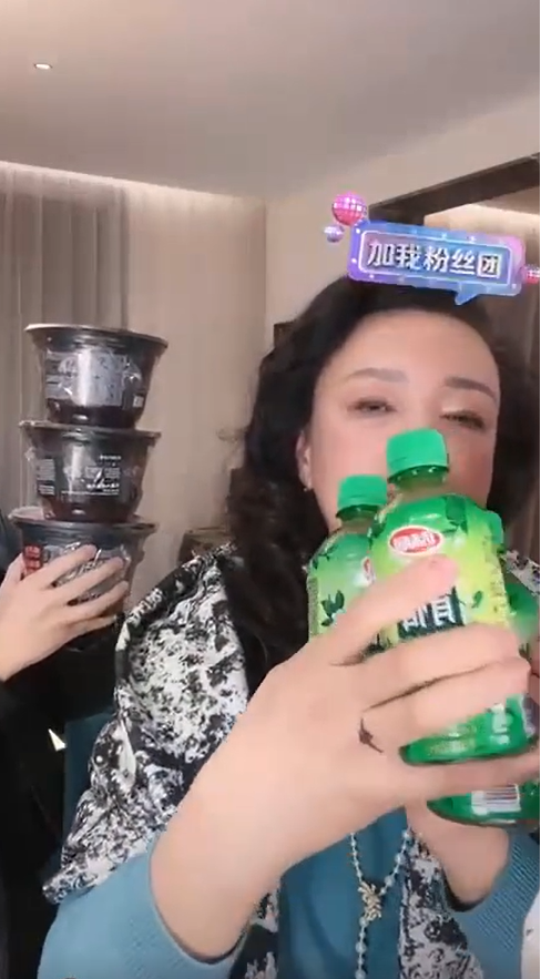 張蘭在手指畫上戒指。（圖／翻攝自微博）
