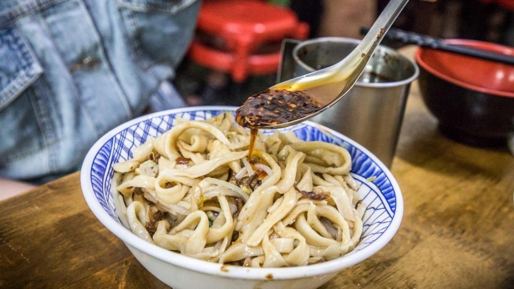 擀麵Q彈有咬勁，而且很會吸附湯汁，再加一點辣油會更讚。（圖／大手牽小手玩樂趣提供）