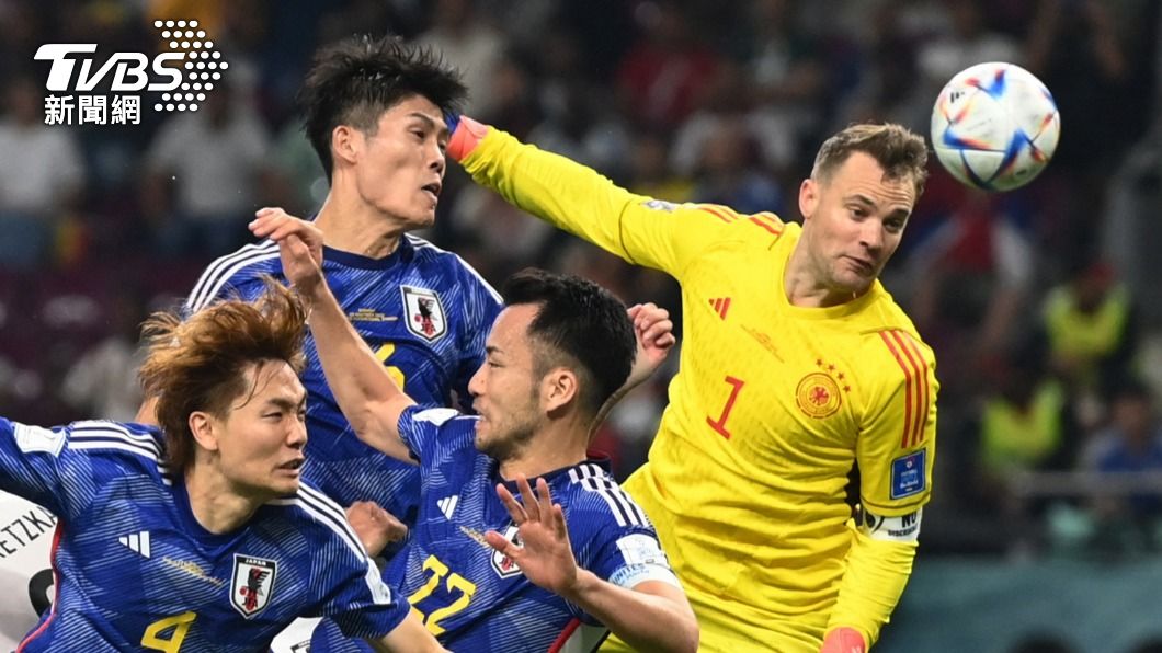 德國國家隊隊長諾伊爾(Manuel Neuer) 嘗試射門得分。(圖/達志影像路透)